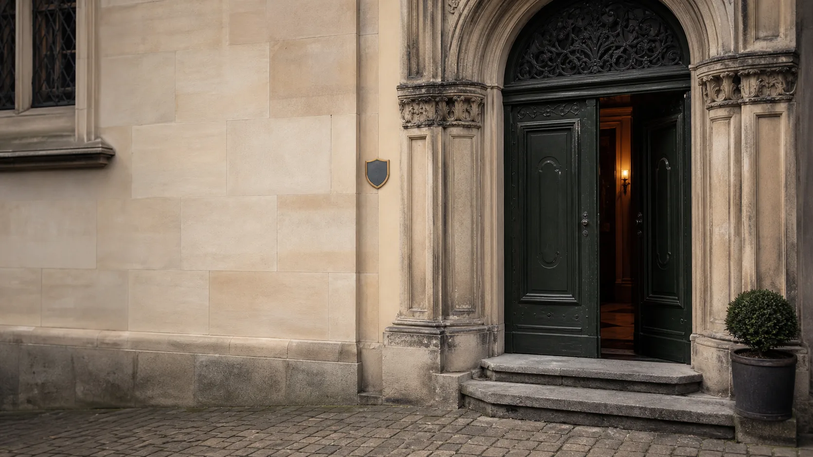 Symbolbild: Historisches Portal einer denkmalgeschützten Immobilie in Sachsen