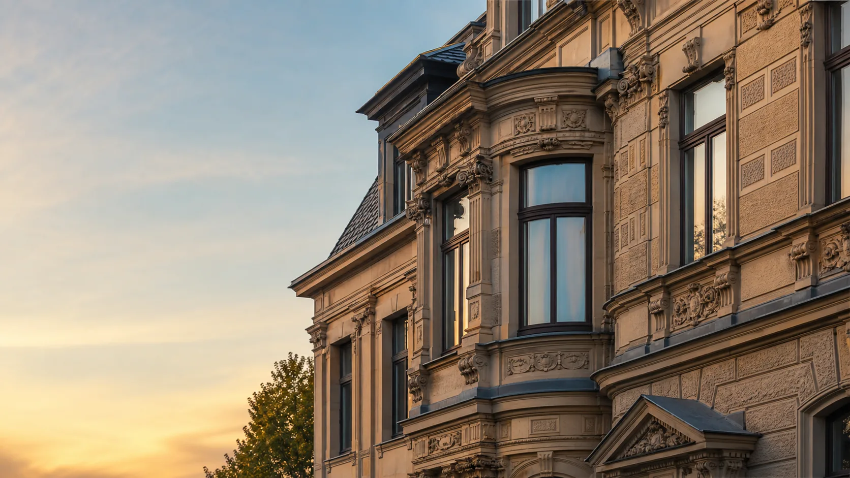 Symbolbild: Verzierte Fassade eines Dresdner Gründerzeithauses im Abendlicht